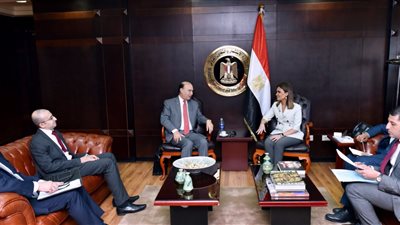 سحر نصر تبحث تنفيذ خطة لدعم مشروعات استثمارية بمحور قناة السويس