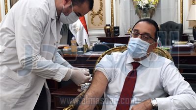 رئيس الوزراء يتلقى اللقاح المضاد لفيروس كورونا