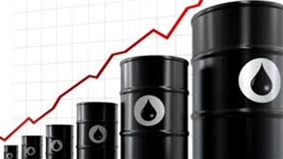 النفط يرتفع مع تراجع الحفر الأمريكي للمرة الأولى في أشهر