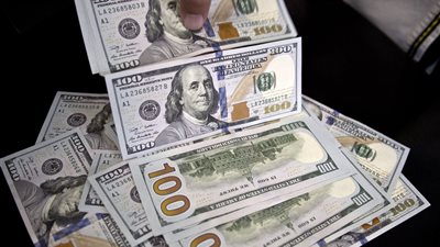 الدولار يستقر قرب أعلى مستوى فى أسبوعين مع تباطؤ اقتصاد الصين
