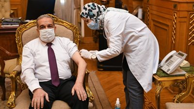وزير الدولة للإنتاج الحربي يتلقى لقاح كورونا