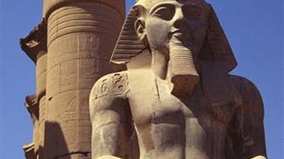 الحكومة توافق على نقل تمثال رمسيس الثاني إلى المتحف الكبير