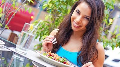 ما هي أضرار شرب المياه أثناء الطعام؟