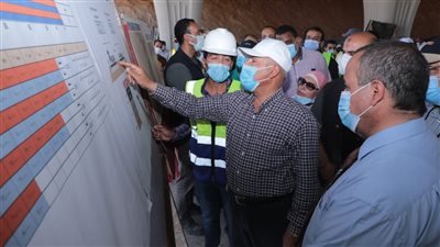 وزير النقل يتفقد أعمال إنشاء كوبريي جنيفة والمعاهدة