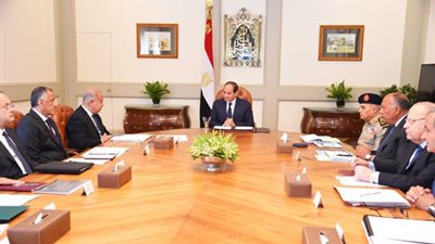 السيسي يستعرض تقريرا بشأن الحادث الإرهابي في رفح (صور)