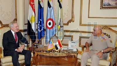 الفريق أول صدقى صبحى يلتقى وزير البحرية الأمريكية