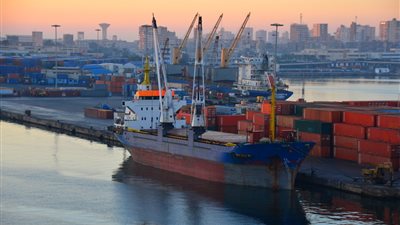 فتح بوغاز مينائي الإسكندرية والدخيلة بعد تحسن الأحوال الجومائية