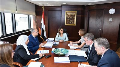 سحر نصر تبحث مع 