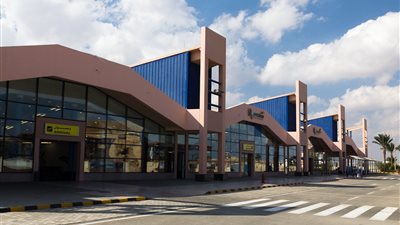 320 سائحا ألمانيا يصلون مرسى علم في أول تشغيل لخط 