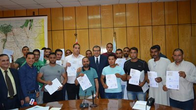 28 عاملا يتسلمون عقود العمل بإحدى دول الخليج (صور)
