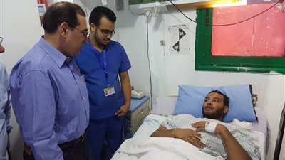 صور.. وزير البترول يزور مصابي حريق 
