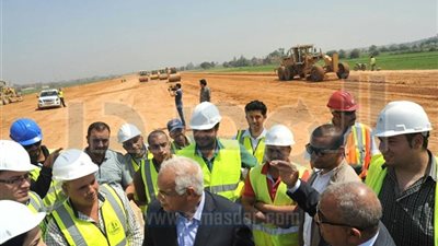 وزير النقل يشدد على إنهاء طريق 