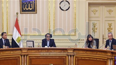 رئيس الوزراء يستعرض مقترحات تطوير وسائل النقل الجماعى بالأسكندرية 