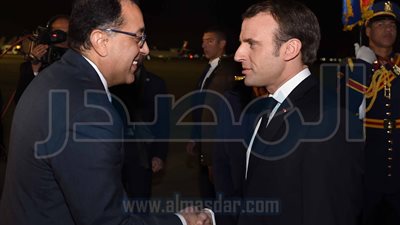 «مدبولى» يستقبل الرئيس الفرنسى فى مطار القاهرة