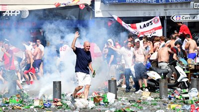 فيديو وصور: حرب شوارع بين جماهير إنجلترا وروسيا باليورو