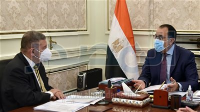 مدبولي يستعرض مع وزير قطاع الأعمال تطورات تنفيذ مشروع السيارات الكهربائية