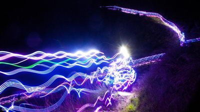 اكتشاف وسيلة جديدة لإبطاء الضوء وتغيير مساره