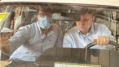 وزير قطاع الأعمال يزور شركة «النصر» ويتفقد 13 سيارة كهربائية «E70»