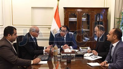 رئيس الوزراء يبحث مع محافظ الجيزة المشروعات المنفذة