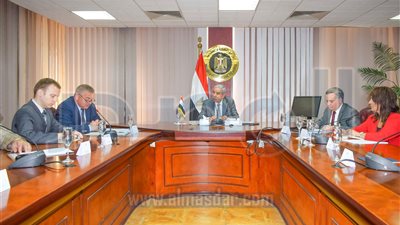 وزير الصناعة يبحث سبل تدعيم التصنيع الزراعى مع وفد من بيلاروسيا 