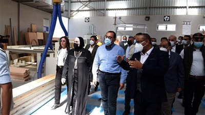 مدبولي يتفقد عددًا من المصانع وورش الإنتاج بمدينة دمياط للأثاث