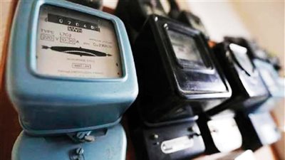 الحكومة تنفي اختلاف أسعار شرائح الكهرباء وفقاً لنوع العداد المستخدم 