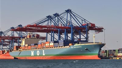 ميناء نويبع يستقبل 748 راكباً.. ودمياط 7 سفن حاويات