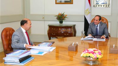 السيسي يبحث مع مميش سبل رفع كفاءة قناة السويس