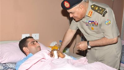 صور: وزير الدفاع يزور مصابي مواجهات الإرهاب بشمال سيناء