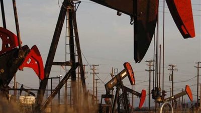 ارتفاع النفط بفعل عقوبات فنزويلا.. والآفاق الاقتصادية تضغط على السوق