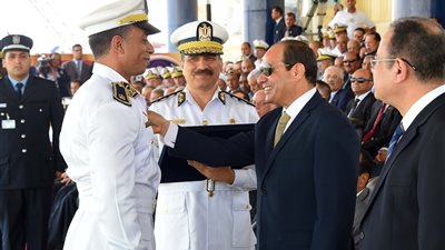 السيسي يكرم أوائل طلبة كلية الشرطة (صور)