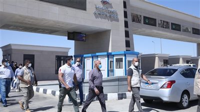 وزير النقل يتفقد المرحلة الأولى من طريق الصعيد الصحراوي الغربي