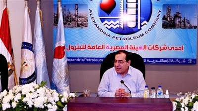 الملا يتفقد شركات تكرير الإسكندرية للبترول وأموك وأنربك