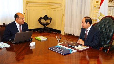 السيسي يبحث مع محافظ مطروح تنفيذ مشروع تنمية غرب مصر