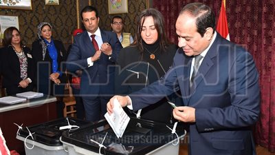بالصور.. الرئيس السيسى يدلى بصوته فى الإنتخابات البرلمانية 