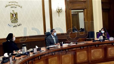 رئيس الوزراء يتابع موقف توصيل المرافق للأراضي الصناعية