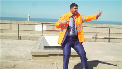 الخليل كوميدي يصاب بالذعر ويرتدي سترة النجاة في 