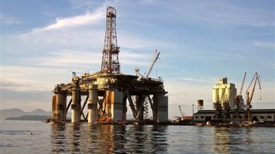 وكالة الطاقة تتوقع تجدد الفائض بسوق النفط العالمية أوائل 2017