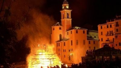 نشوب حريق بكنيسة 