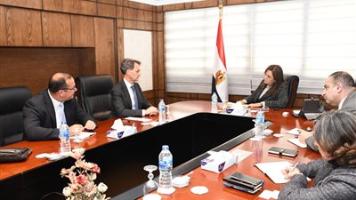 «التخطيط» تبحث مع «HSBC» التعاون في ملفات الصندوق السيادي 