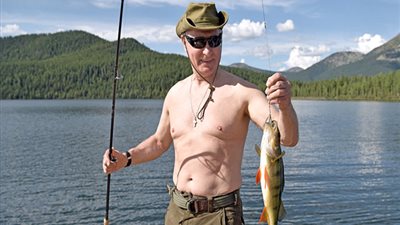 الرئيس الروسي يمارس الغوص وصيد الأسماك في سيبيريا (فيديو)