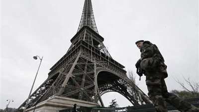 فرنسا.. اعتقال مسلح حاول اقتحام برج إيفل