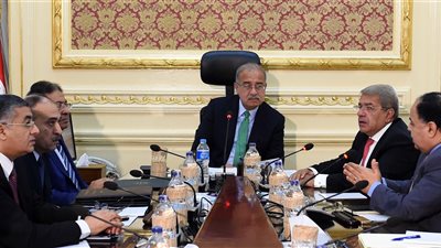 رئيس الوزراء يتابع ملف تخصيص الأراضي لإقامة مشروعات استثمار داجني وصناعي