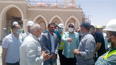 مسئولو «الإسكان» يتفقدون الممشى الشاطئي والجامعة الدولية في العلمين الجديدة