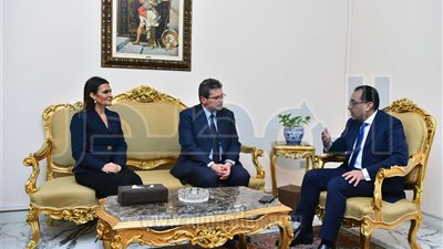 «مدبولى» يدعو نائب رئيس «بيجو» للاستثمار بصناعة السيارات فى مصر