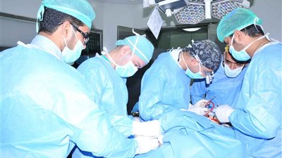 استخراج مئات المسامير من بطن مريض بالسعودية