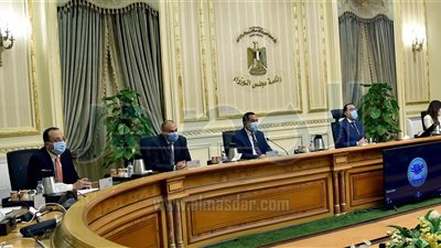 مدبولي يستعرض أعمال البنية التكنولوجية في الحي الحكومي بالعاصمة الإدارية