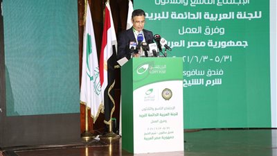 رئيس البريد يهدي وزير الاتصالات جائزة التميز الرقمي