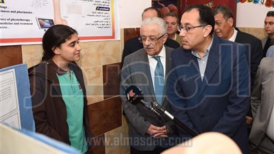 رئيس الوزراء يزور مدرستين بأسوان.. ويسلم 18 «تابلت» للطلاب 