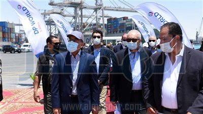 رئيس الوزراء يتفقد أعمال تطوير ميناء السخنة بتكلفة 20 مليار جنيه